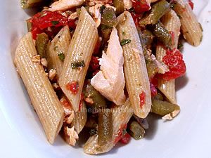 Penne integrali di farro condite con fagiolini e trota salmonata per l'estate
