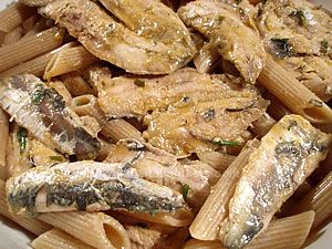Penne di farro integrale condite con sugo di sarde e servite fredde