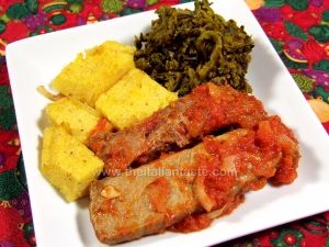 Il bollito ripassato nel pomodoro servito con polenta