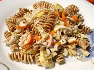 Fusilli integrali conditi con carciofi e surimi