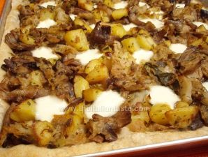 torta salata con patate, funghi, mozzarella e cavolo