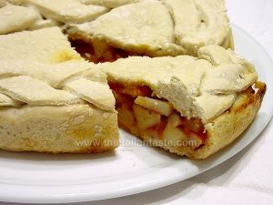 Pizza doppia ripiena di pomodori e patate
