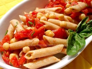 Pasta corta integrale con legumi e pomodori crudi per l'estate