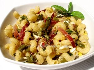 Pasta corta con speck e asparagi servita in ciotola