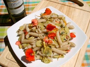Penne integrali con zucchine e nasturzi