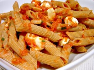 Penne integrali condite con pomodoro e mozzarella