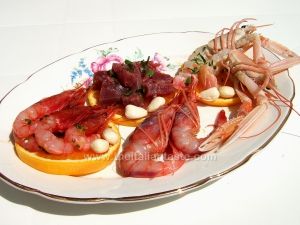 crudità di mare: tonno in tartare e gamberi marinati