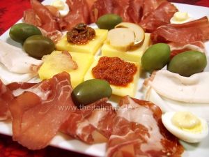 antipasto misto di terra con tartine di polenta e affettati