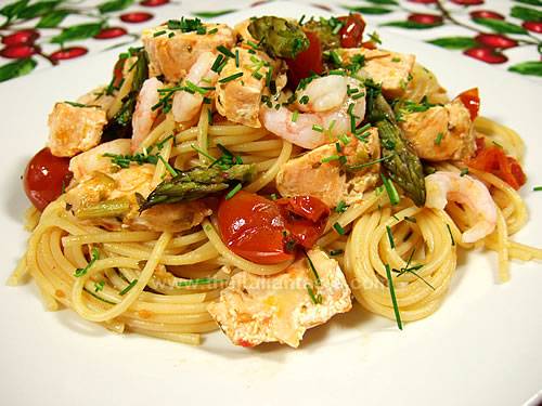Spaghetti with salmon, shrimps and asparagus