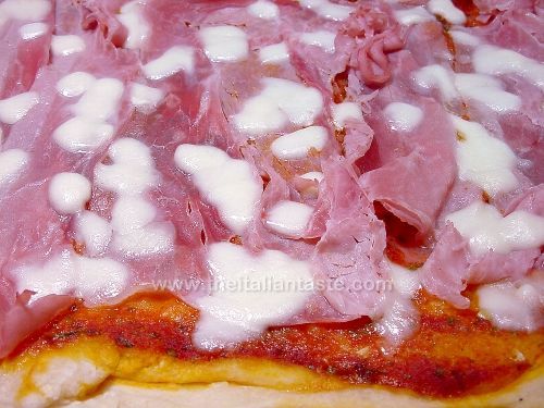 Pizza with ham