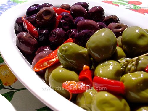 Olive verdi e nere piccanti