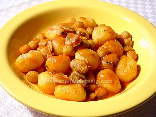 Gnocchi con ceci e vongole