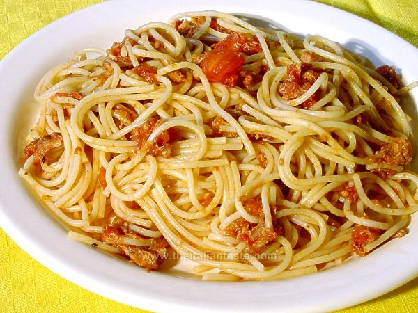 Spaghetti with tuna and tomatoes.