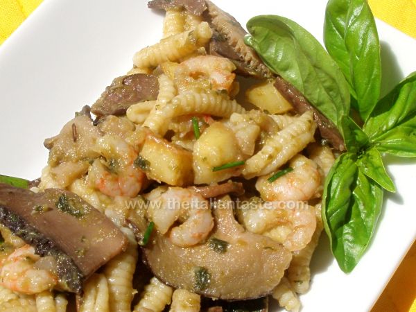 Pasta salad with shrimps and potatoes