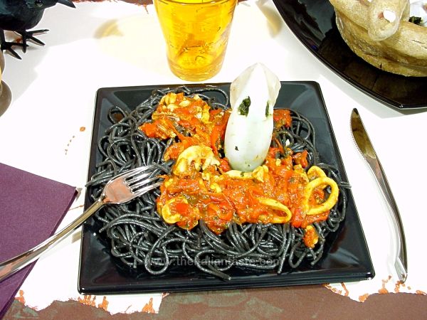 Spaghetti with squids and bell peppers