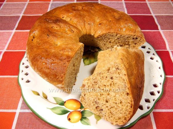 Savory ring cake with walnuts