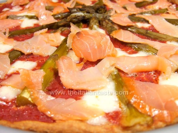 Asparagus and salmon pizza
