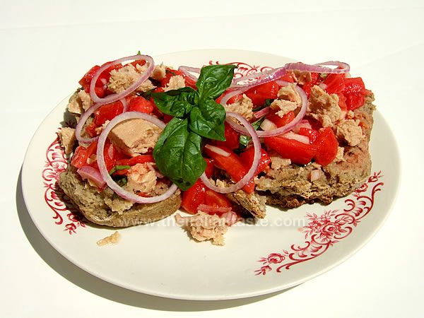 Friselle with tomatoes, tuna, onion
